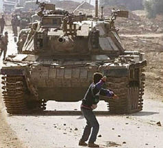 Chaval palestino apedreando un tanque Merkava